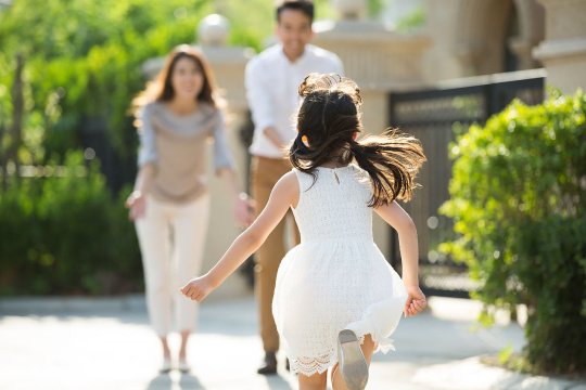 快乐的小女孩奔向自己的父母