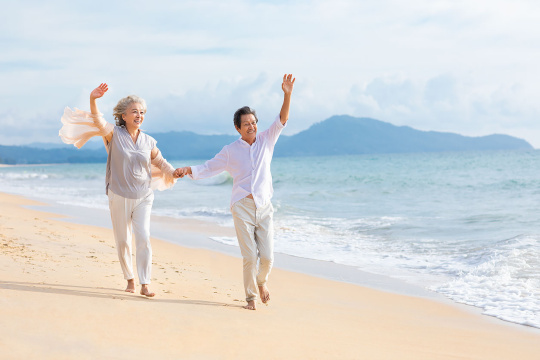 快乐的老年夫妇在沙滩