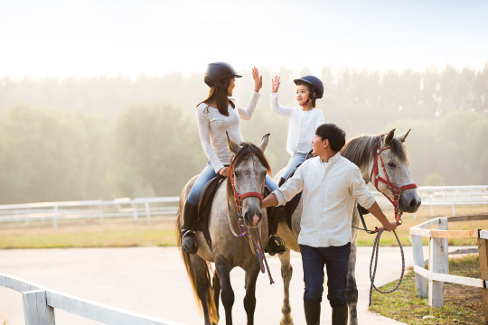 年轻家庭骑马