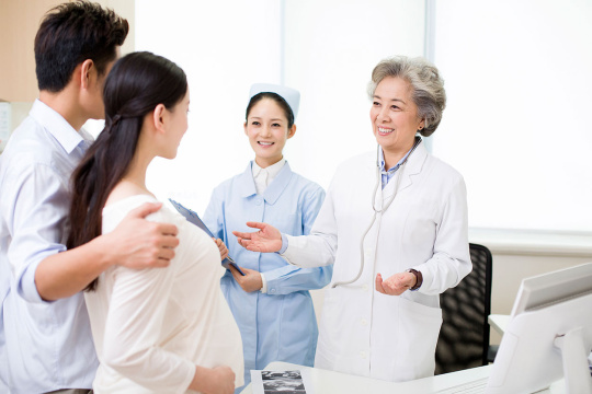 孕妇在丈夫的陪同下做产检