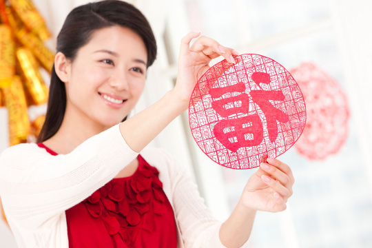 年轻女子与新年窗花