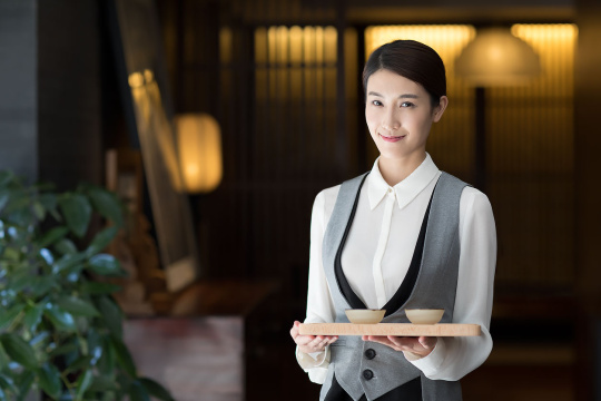 服务员端着两杯茶