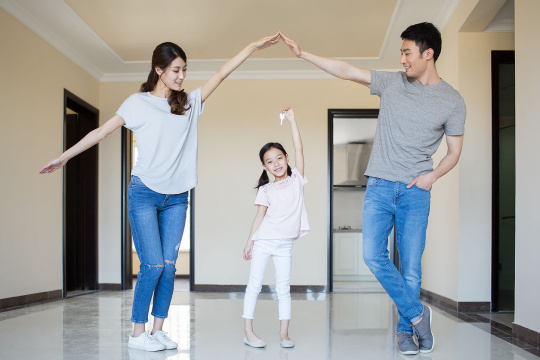 年轻家庭进入新家