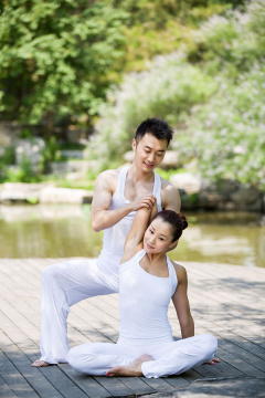 瑜伽教练指导动作