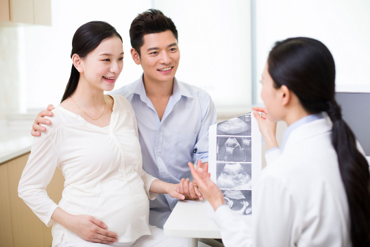 孕妇在丈夫的陪同下做产检