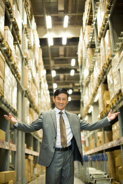 商务男士在物流仓库