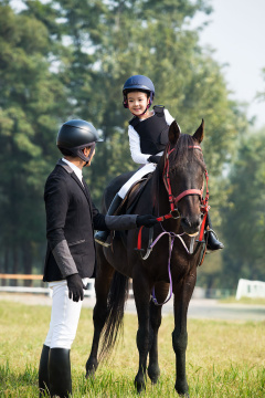 爸爸教女儿骑马