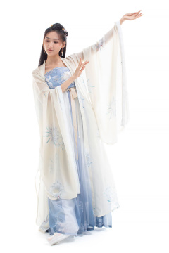 古装美女表演古典舞