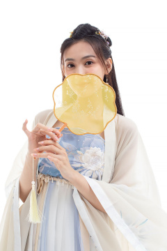 年轻古装美女拿着团扇