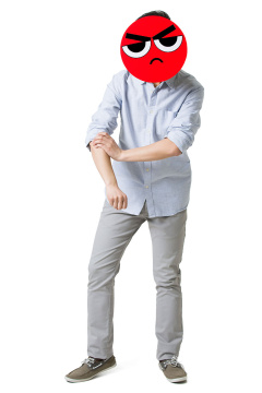 年轻男子戴着一张生气的卡通脸