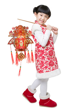 快乐的小女孩拎着一个中国花灯