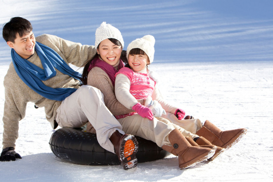 一家三口在雪地嬉戏