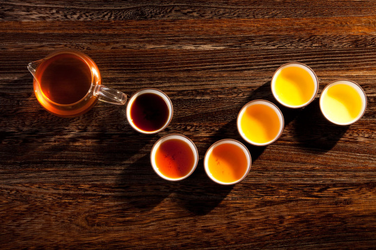 桌子上的茶具