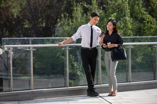 年轻商务人士户外聊天