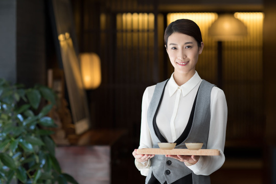 服务员端着两杯茶