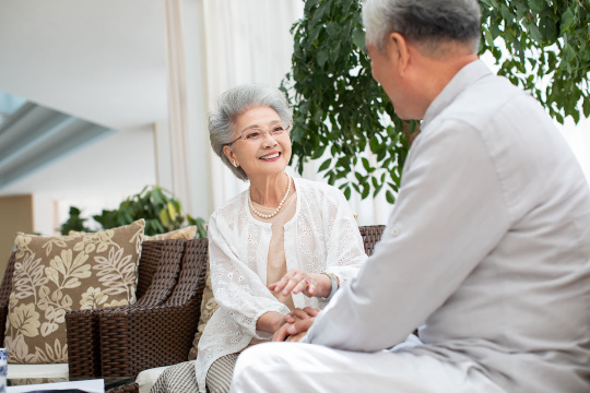 快乐的老年夫妇在客厅谈话