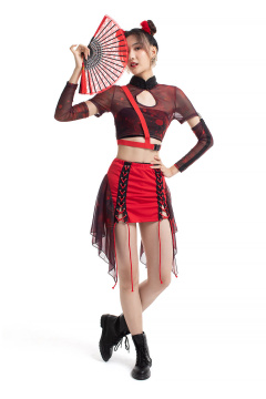 年轻国潮女子拿着折扇