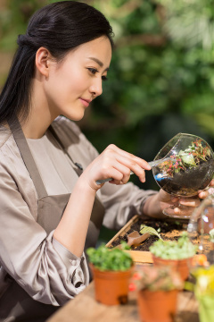 年轻女子在花店里工作