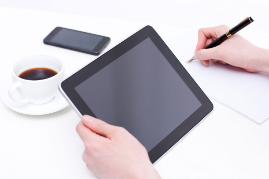 商务男士与平板电脑