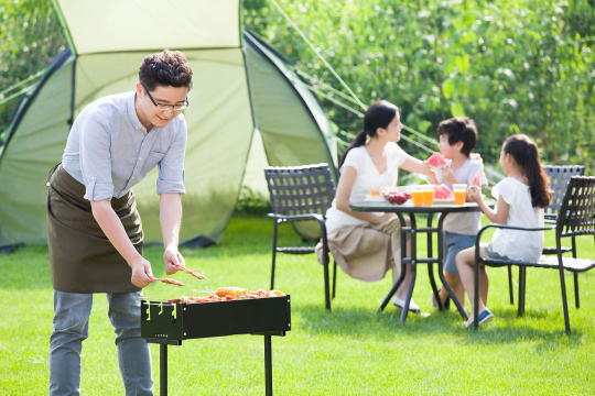 年轻家庭野外烧烤