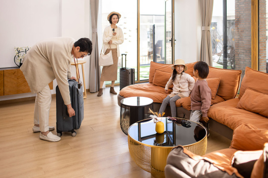 快乐的年轻家庭度假放松