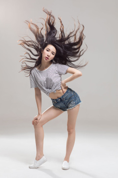 快乐的年轻女孩跳舞
