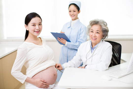 老医生给孕妇做检查