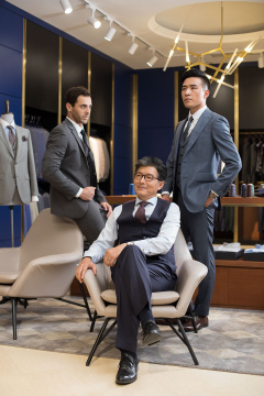 自信的服装设计师和商务男士