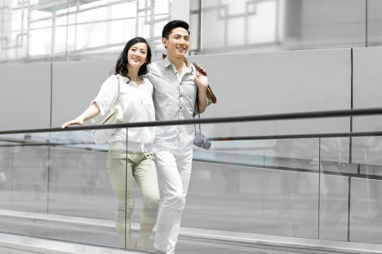 年轻情侣乘坐电梯