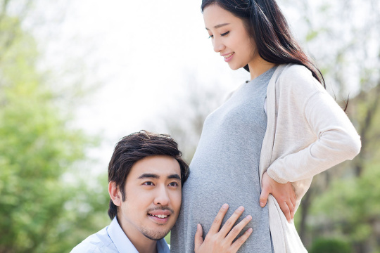 父亲聆听胎儿的动静