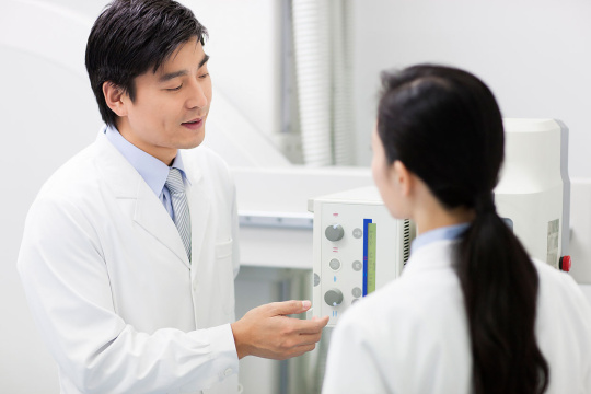 医生与医疗仪器