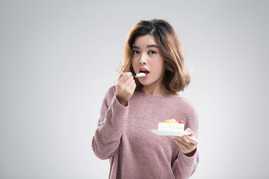 年轻美女吃蛋糕