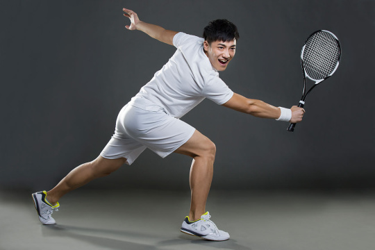 年轻男子打网球