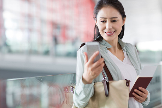 成熟中年女人在机场候机