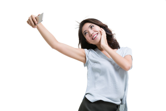 年轻女子用手机自拍