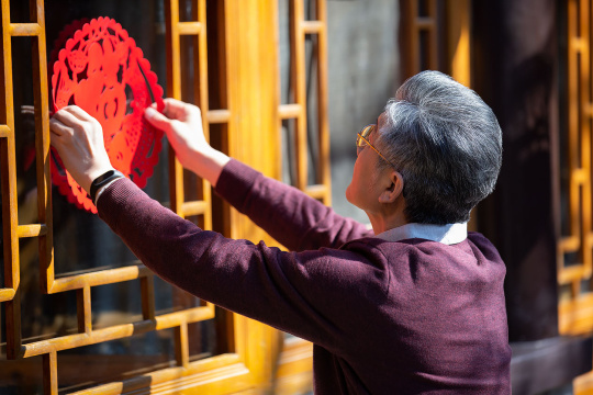 老年男士贴窗花