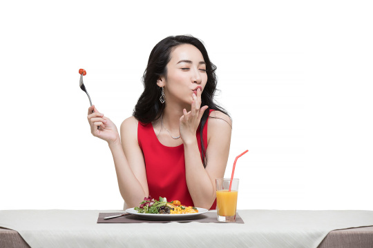 年轻时尚女性吃蔬菜沙拉