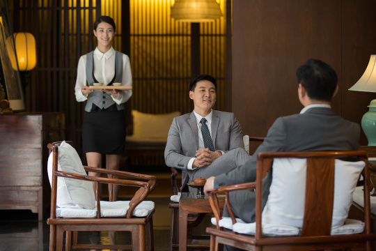 服务员给顾客上茶