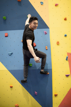 年轻男士在健身馆攀岩