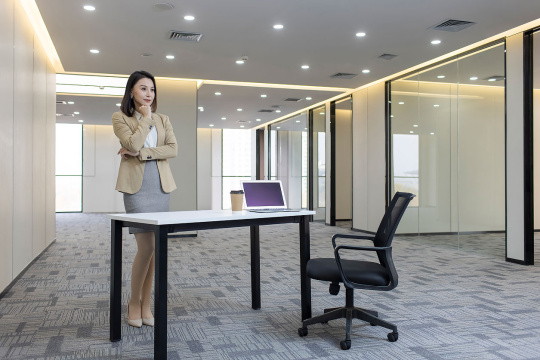 商务女士在空旷的办公室里思考问题