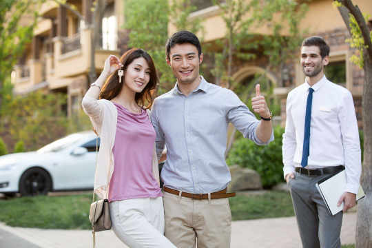 年轻夫妇收到新房钥匙