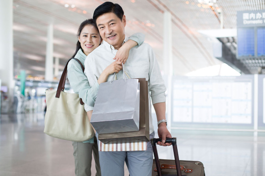 成熟中年夫妇在机场候机