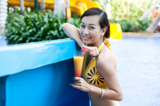 青年女子在泳池边