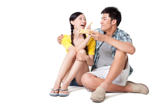 青年男女吃薯片