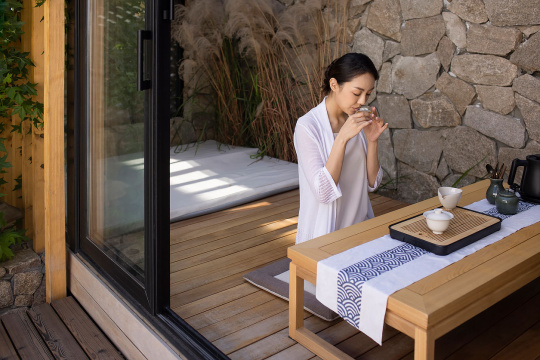 年轻女子在茶室里品茶