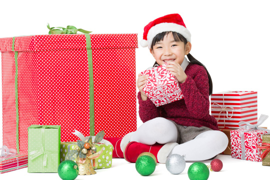快乐的小女孩收到许多圣诞礼物