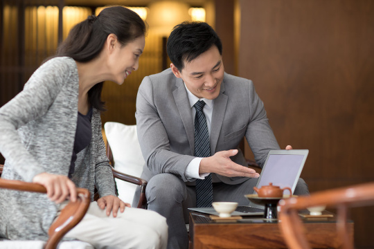 商务男子与中年女子交谈