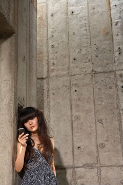 年轻女子与手机