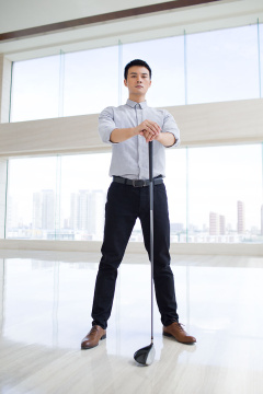 年轻商务男子打高尔夫球