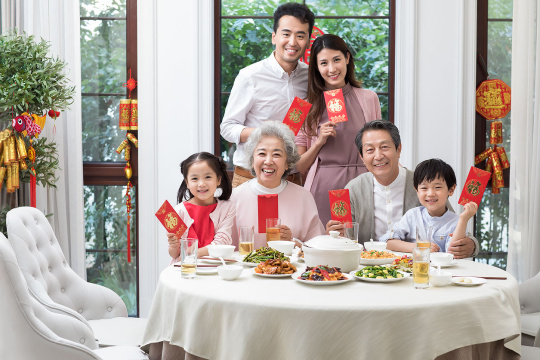 幸福家庭吃新年团圆饭